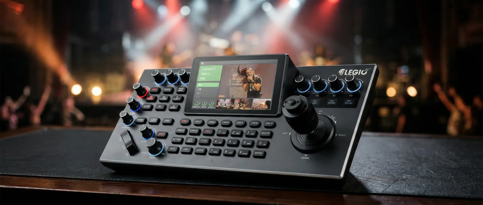 Contrôleur PTZ matériel LegioAV avec joystick, molette et écran LCD en situation de production live